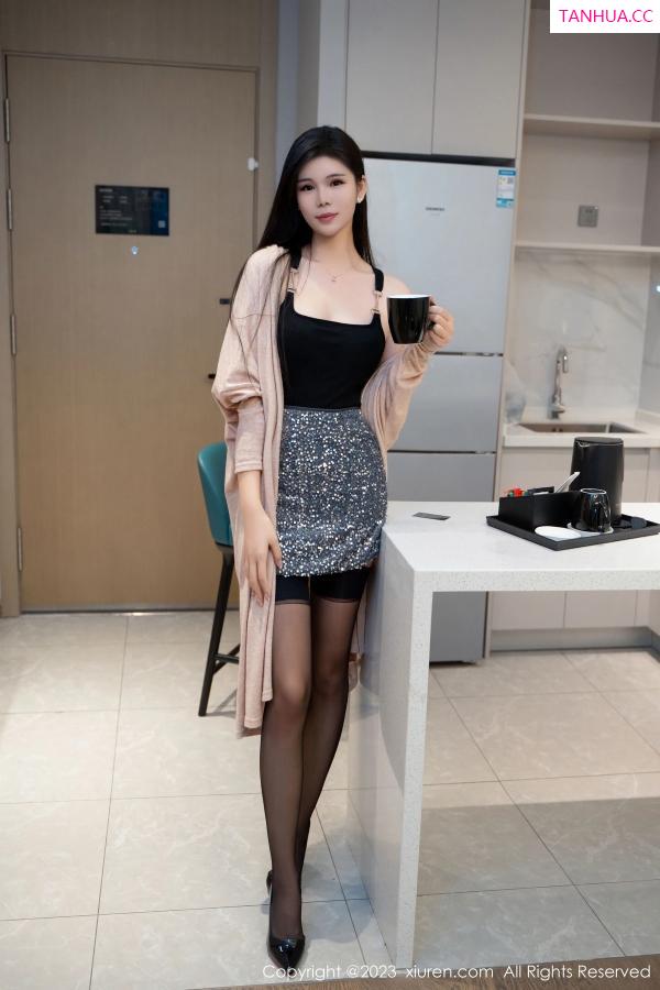   [XiuRen]高清写真图 2023.11.09 No.7636 雪糕CiCi 黑丝美腿第4张图片